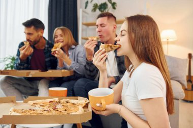 Pizza zamanı geldi. Bir grup arkadaş içeride parti veriyor..