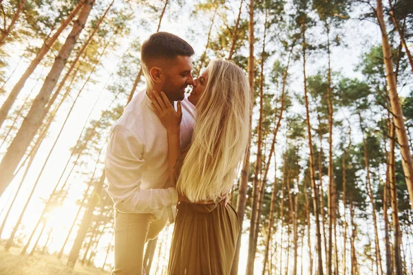 Floresta Durante Dia Casal Feliz Livre — Fotografia de Stock