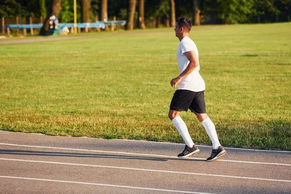 Hombre Uniforme Deportivo Corriendo Pista Durante Día — Foto de Stock