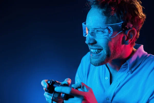 Spelar Spel Med Hjälp Styrenheten Neonljus Ung Europeisk Man Den — Stockfoto