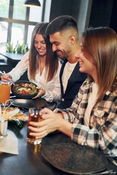 Overdag Wel Groep Jonge Vrienden Zitten Samen Bar Met Bier — Stockfoto