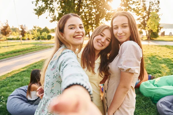 Amigos Femeninos Pie Divirtiéndose Grupo Jóvenes Hacen Una Fiesta Parque —  Fotos de Stock