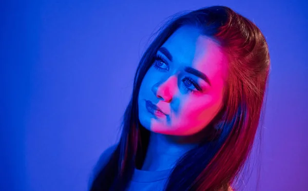 Portret Modnej Młodej Kobiety Stojącej Studio Neonowym Światłem — Zdjęcie stockowe