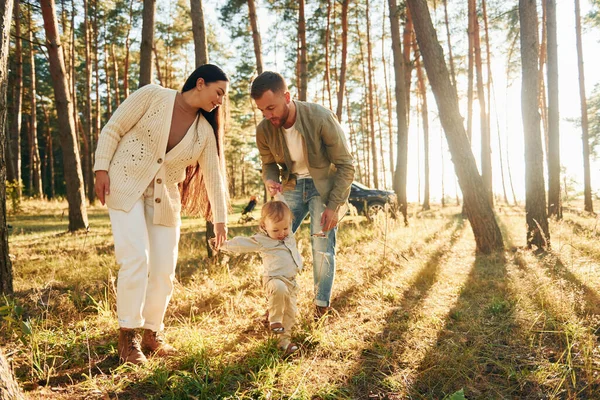 Weekendowy Odpoczynek Szczęśliwa Rodzina Ojca Matki Córeczki Jest Lesie — Zdjęcie stockowe