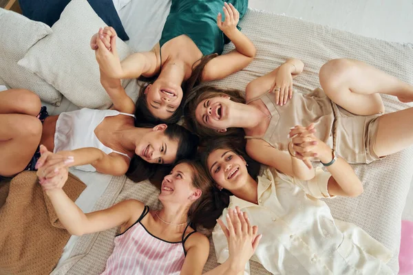 Vista Cima Grupo Mulheres Felizes Que Está Uma Despedida Solteira — Fotografia de Stock