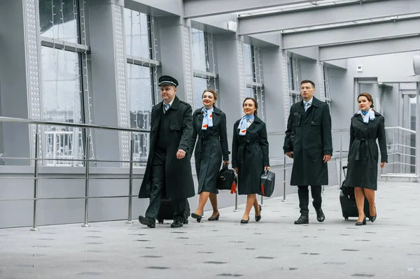 Vliegtuig Bemanning Uniform Samen Buiten Luchthaven — Stockfoto