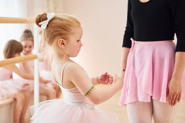 Fixação Postura Pequenas Bailarinas Preparando Para Desempenho Praticando Movimentos Dança — Fotografia de Stock