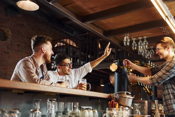 Expression Faciale Les Gens Vêtements Décontractés Assis Dans Pub — Photo