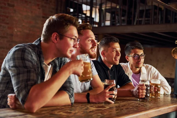 Beber Cerveja Pessoas Com Roupas Casuais Sentadas Pub — Fotografia de Stock