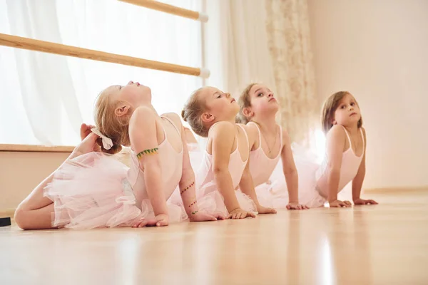 Ejercicios Estiramiento Pequeñas Bailarinas Preparándose Para Rendimiento — Foto de Stock