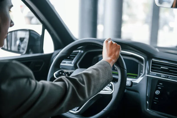 Vista Dietro Donna Che Prova Auto Nuova Seduti Coperto Automobile — Foto Stock