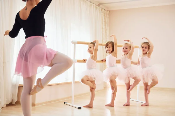 Übende Pose Kleine Ballerinen Bereiten Sich Auf Auftritt Vor — Stockfoto