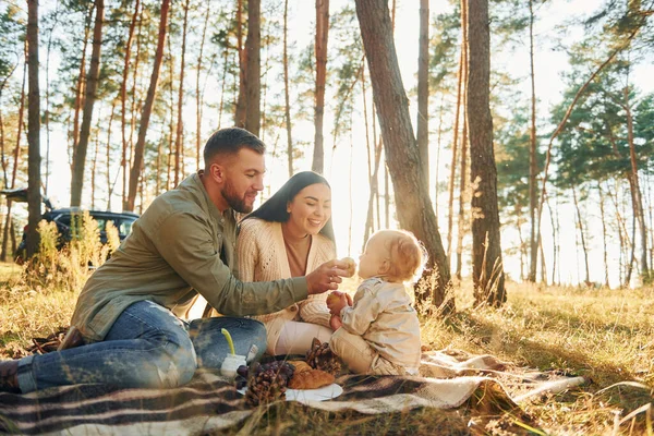 Oświetlone Światłem Słonecznym Szczęśliwa Rodzina Ojca Matki Córeczki Jest Lesie — Zdjęcie stockowe