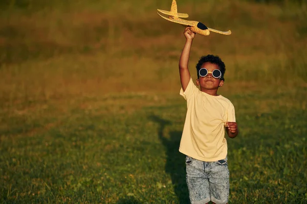 レトロスタイルのパイロットサングラス アフリカ系アメリカ人の子供は夏の昼間にフィールドで楽しんでいます — ストック写真