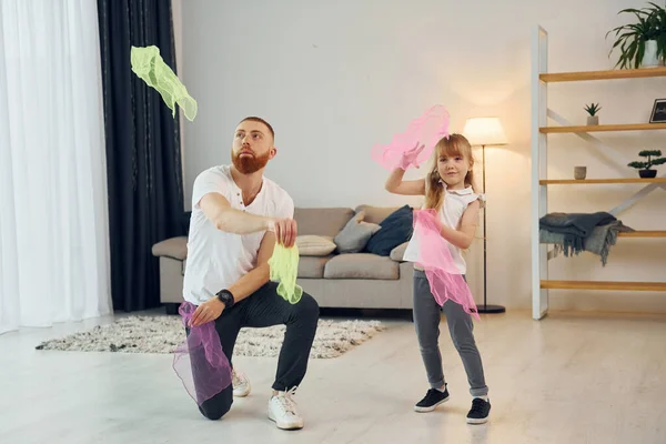 Sujetando Tela Padre Con Pequeña Hija Está Casa Juntos —  Fotos de Stock