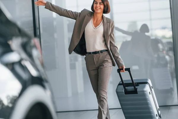 Glückliche Frau Mit Gepäck Steht Drinnen Konzeption Des Tourismus — Stockfoto