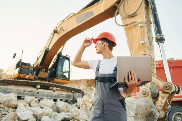 Staan Tegen Geel Voertuig Werknemer Professioneel Uniform Overdag Leenbak — Stockfoto