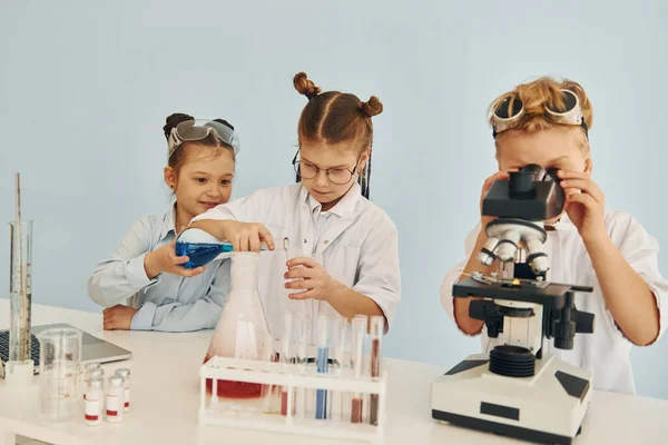 Reagenzgläser Mit Bunter Flüssigkeit Kinder Weißen Kitteln Spielen Mit Geräten — Stockfoto