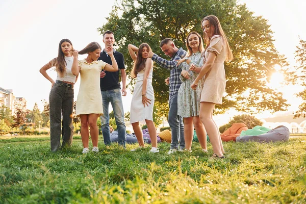 Activités Week End Groupe Jeunes Font Une Fête Dans Parc — Photo