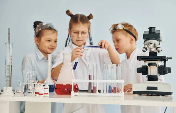 Probówki Kolorowym Płynem Dzieci Białych Fartuchach Bawią Się Naukowców Laboratorium — Zdjęcie stockowe