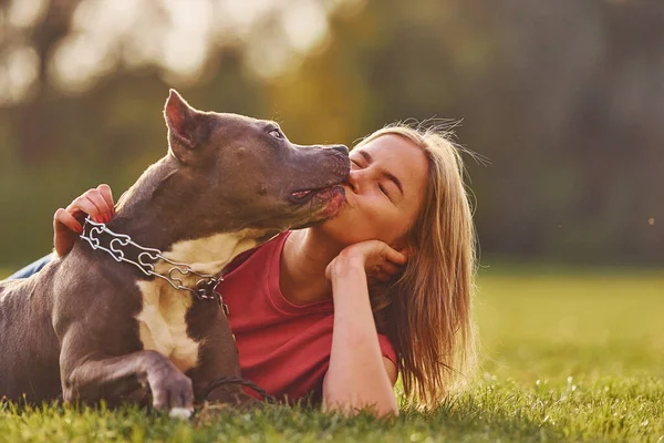 Ligger Ner Marken Kvinna Avslappnade Kläder Med Pitbull Utomhus — Stockfoto