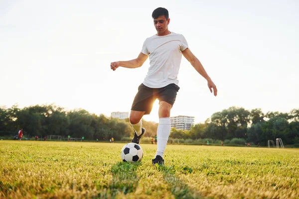 Лес Заднем Плане Молодой Футболист Тренируется Спортивном Поле — стоковое фото