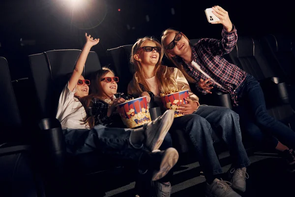 Selfie Machen Gruppe Von Kindern Sitzt Kino Und Schaut Gemeinsam — Stockfoto