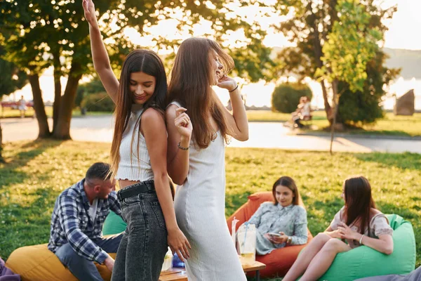 Vrouwen Poseren Voor Camera Groep Jongeren Geeft Overdag Een Feestje — Stockfoto