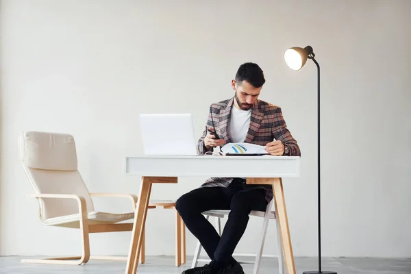 Sienta Mesa Oficina Joven Hombre Negocios Con Estilo Traje Interior — Foto de Stock