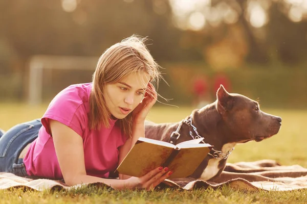 Ler Livro Mulher Roupas Casuais Com Pit Bull Livre — Fotografia de Stock