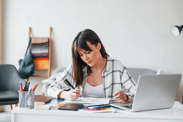 Doe Papierwerk Jonge Vrouwelijke Freelance Medewerker Overdag Binnen — Stockfoto