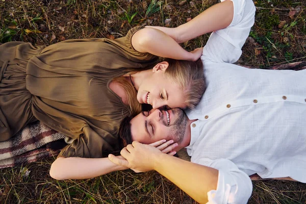 Feliz Pareja Aire Libre Acostado Suelo —  Fotos de Stock