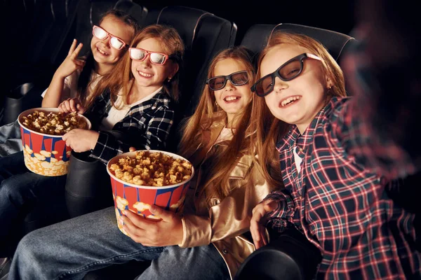 Grupo Niños Sentados Cine Viendo Películas Juntos — Foto de Stock