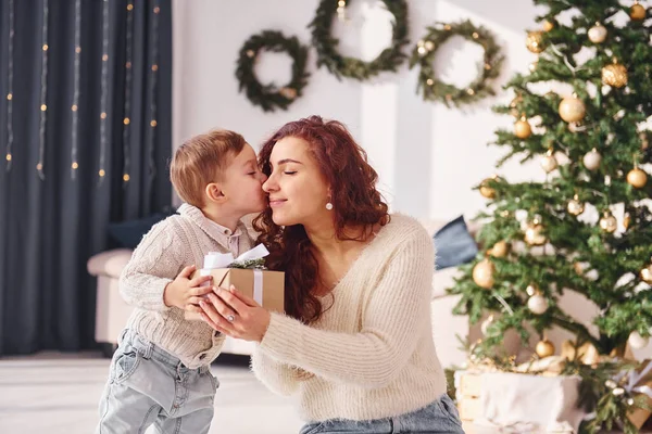 Mãe Com Filho Está Casa Decorações Natal — Fotografia de Stock