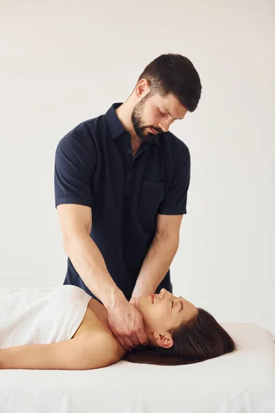 Jovem Mulher Está Deitada Quando Homem Fazendo Massagem Seu Corpo — Fotografia de Stock
