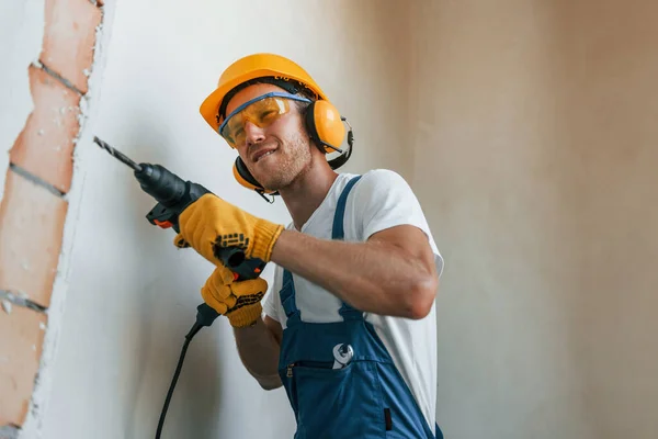 Reparação Moderna Jovem Que Trabalha Uniforme Construção Durante Dia — Fotografia de Stock