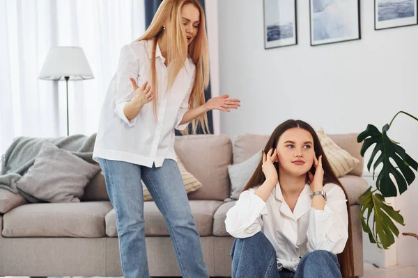 Cattivo Umore Giovane Madre Con Sua Figlia Casa Durante Giorno — Foto Stock