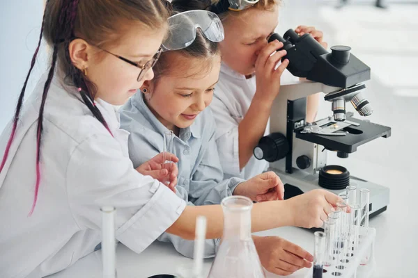 Вид Збоку Діти Білих Халатах Грають Вчених Лабораторії Використовуючи Обладнання — стокове фото