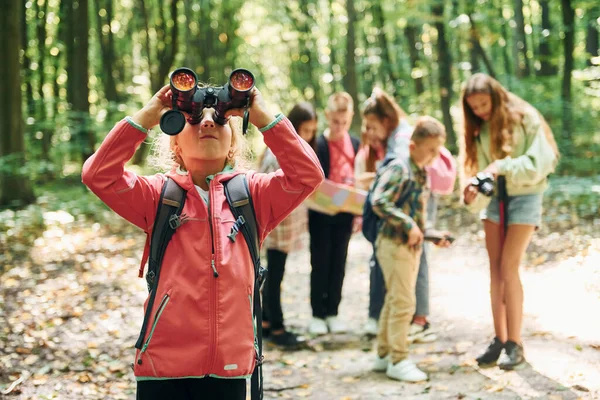 Flicka Som Tittar Kikare Barn Grön Skog Sommaren Dagtid Tillsammans — Stockfoto