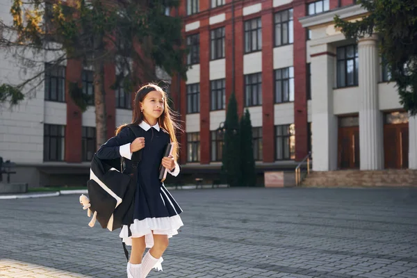 Spazieren Gehen Schülerin Steht Der Nähe Von Schulgebäude Freien — Stockfoto