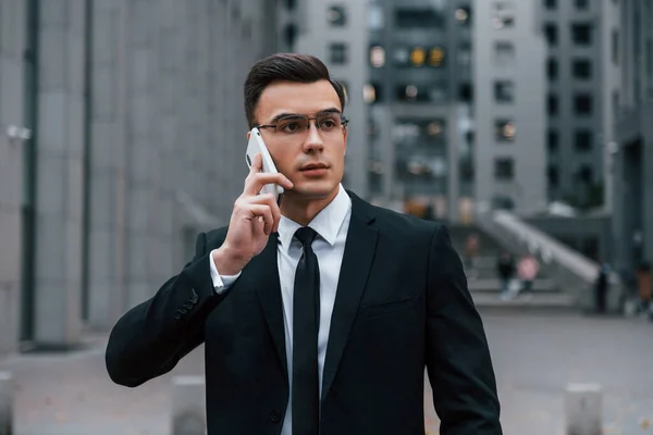 Portret Van Zakenman Zwart Pak Das Buiten Stad — Stockfoto