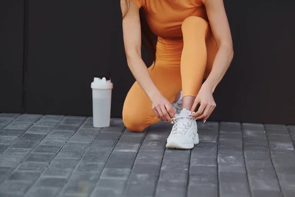 Schnürsenkel Binden Junge Frau Sportbekleidung Macht Fitnesseinheit Freien — Stockfoto