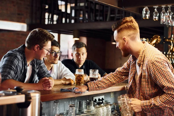 Glada Unga Människor Avslappnade Kläder Sitter Puben — Stockfoto