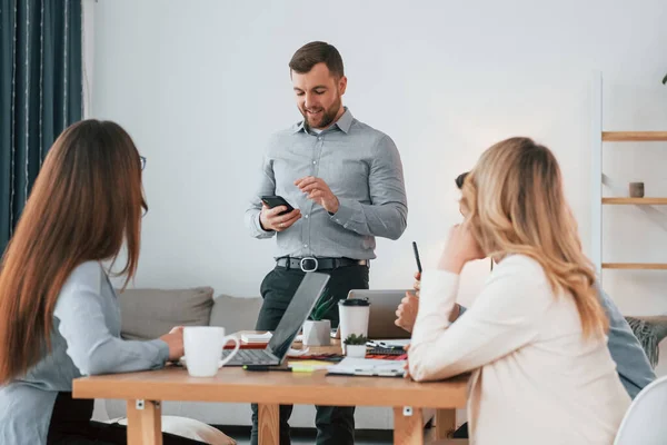 Con Ropa Formal Grupo Empresarios Que Trabajan Proyecto Oficina — Foto de Stock