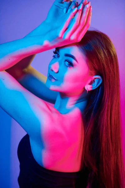 Posieren Mit Erhobenen Händen Modische Junge Frau Steht Mit Neonlicht — Stockfoto