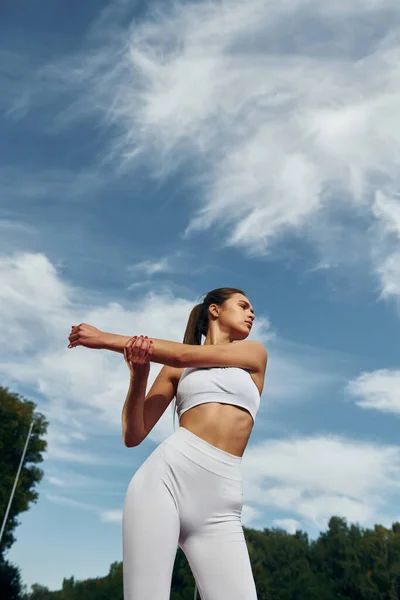 Bewölkter Himmel Junge Frau Sportlicher Kleidung Trainiert Freien — Stockfoto