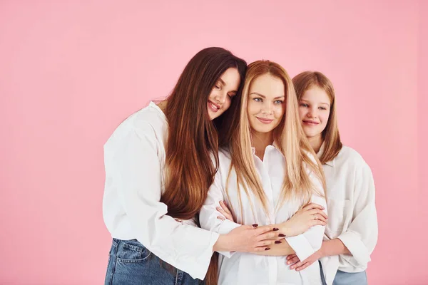 Zusammenstehen Junge Mutter Mit Ihren Beiden Töchtern Studio — Stockfoto