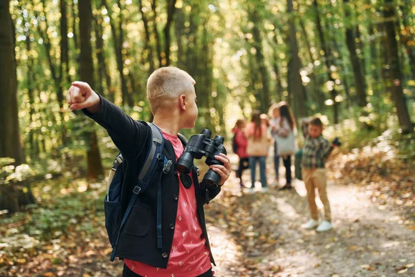 Wegbereiter Kinder Grünen Wald Sommertag Zusammen — Stockfoto