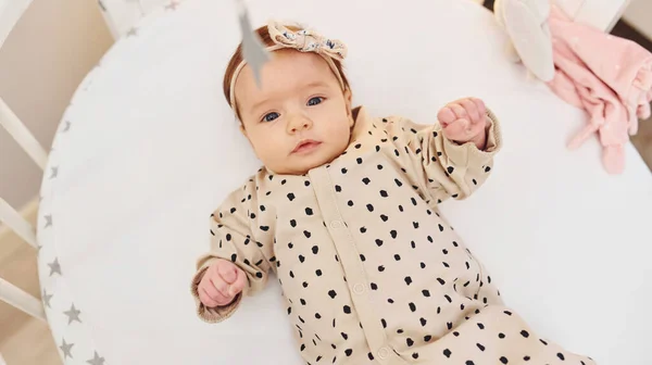 Cute Newborn Baby Lies Indoors Bed Daytime — Stock Photo, Image