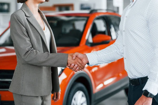 Doing Handshake Man Formal Wear Helping Customer Choice Automobile — Stock Photo, Image